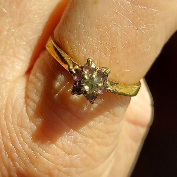 Vintage Brass Ring, Gold Tone with Light Purple Flower Center Size 6.5 - Picture 10 of 12